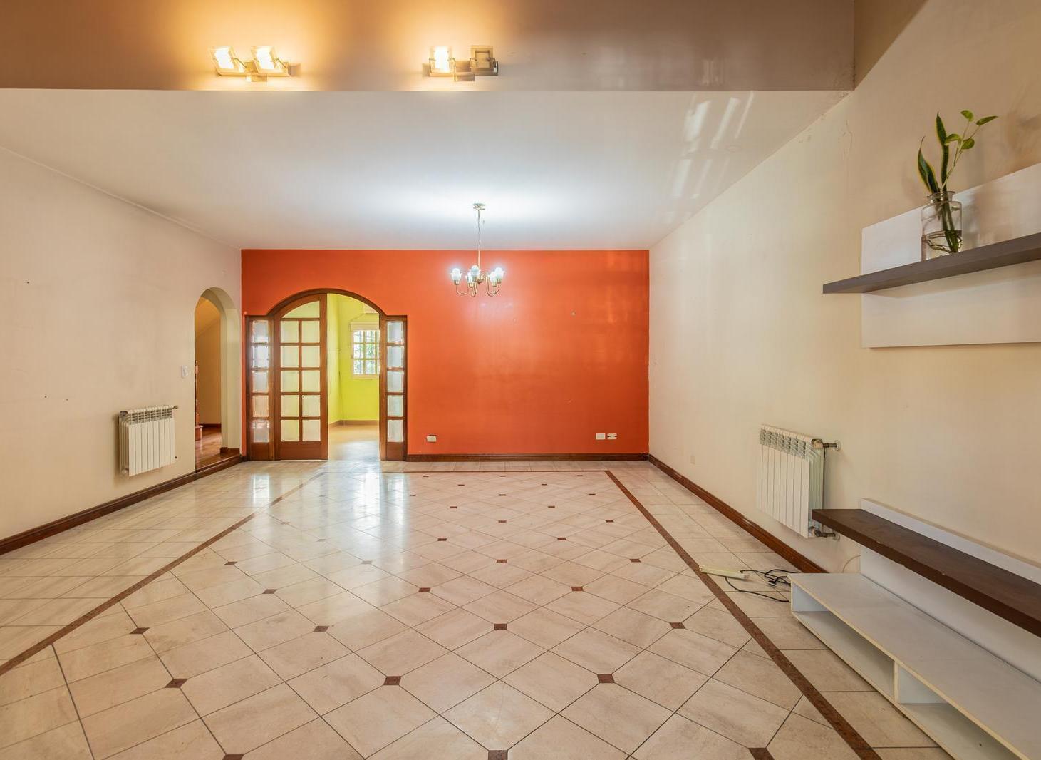 Foto de Casa en venta de 4 ambientes con jardín, suite y cochera cubierta en, imagen 4