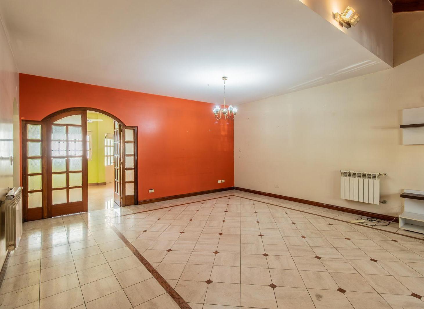 Foto de Casa en venta de 4 ambientes con jardín, suite y cochera cubierta en, imagen 5