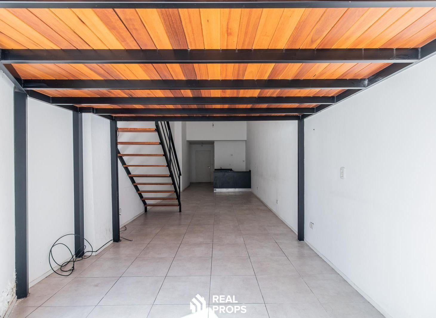 Foto de Monoambiente en venta en Parque Chacabuco con entrepiso y balcón terraza, imagen 4