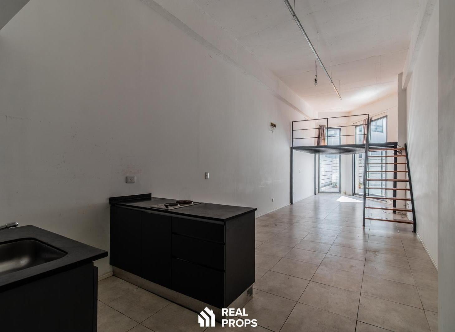 Foto de Monoambiente en venta en Parque Chacabuco con entrepiso y balcón terraza, imagen 3
