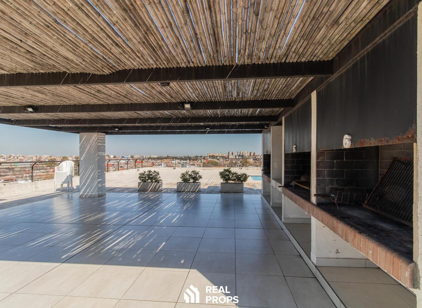 Foto de Monoambiente en venta en Parque Chacabuco con entrepiso y balcón terraza, imagen 1
