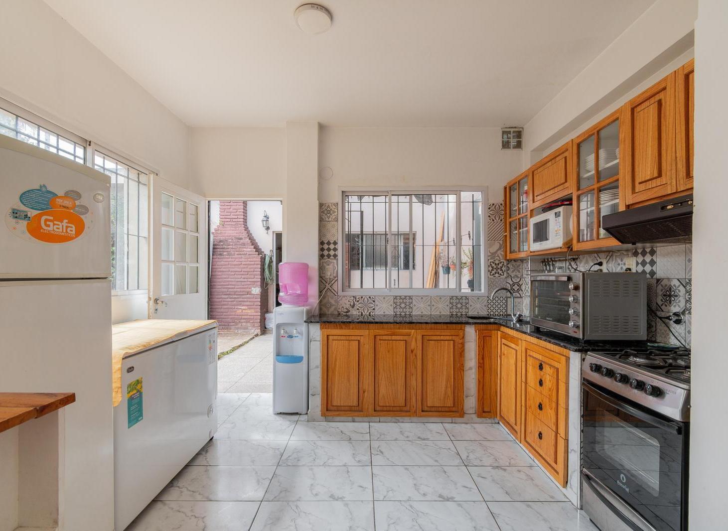Foto de Casa en venta de 4 ambientes con jardín y cochera en Ciudadela, imagen 3