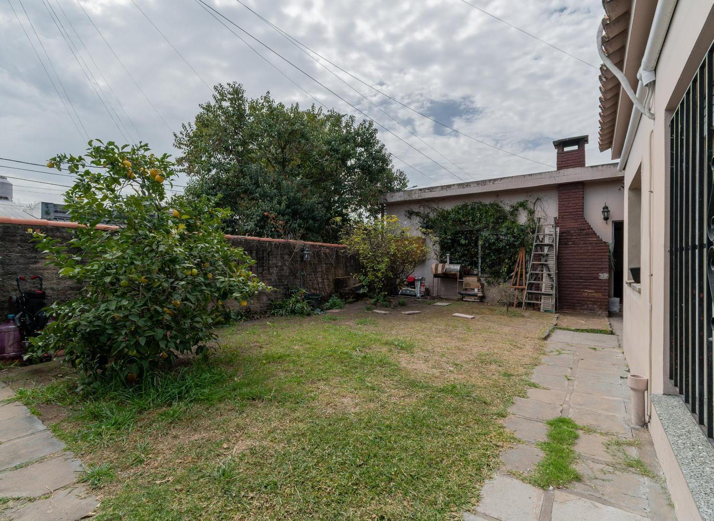 Foto de Casa en venta de 4 ambientes con jardín y cochera en Ciudadela, imagen 2