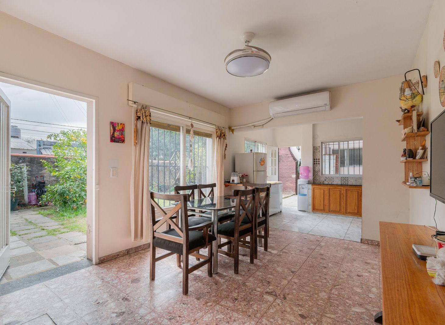 Foto de Casa en venta de 4 ambientes con jardín y cochera en Ciudadela, imagen 1