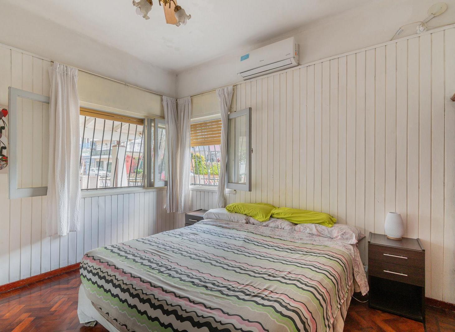 Foto de Casa en venta de 4 ambientes con jardín y cochera en Ciudadela, imagen 4