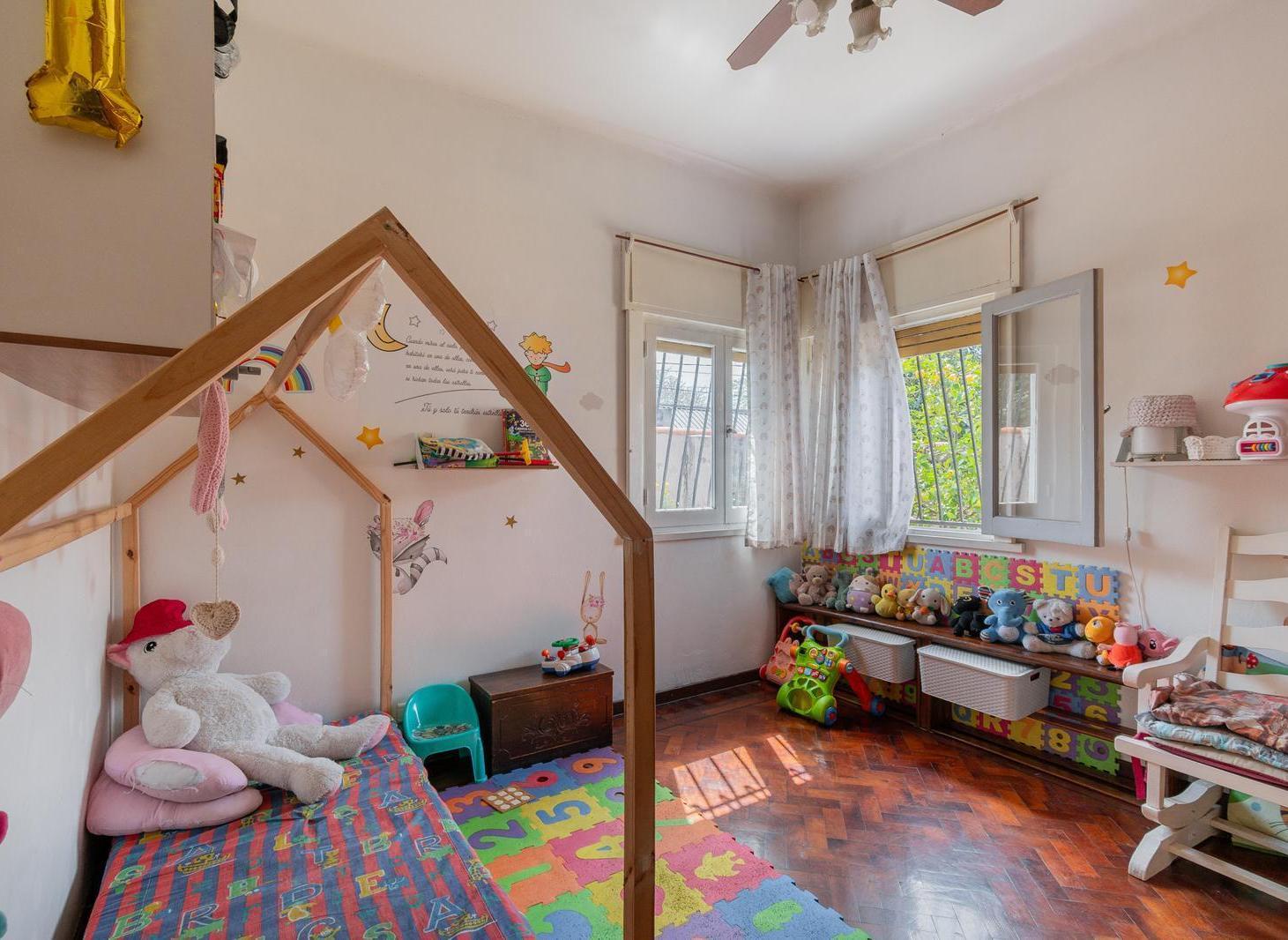 Foto de Casa en venta de 4 ambientes con jardín y cochera en Ciudadela, imagen 5