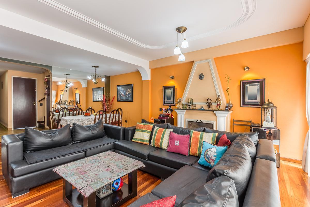 Foto de Venta-Tríplex 5 ambientes en Monte Castro-Entrada independiente, Patio, imagen 2
