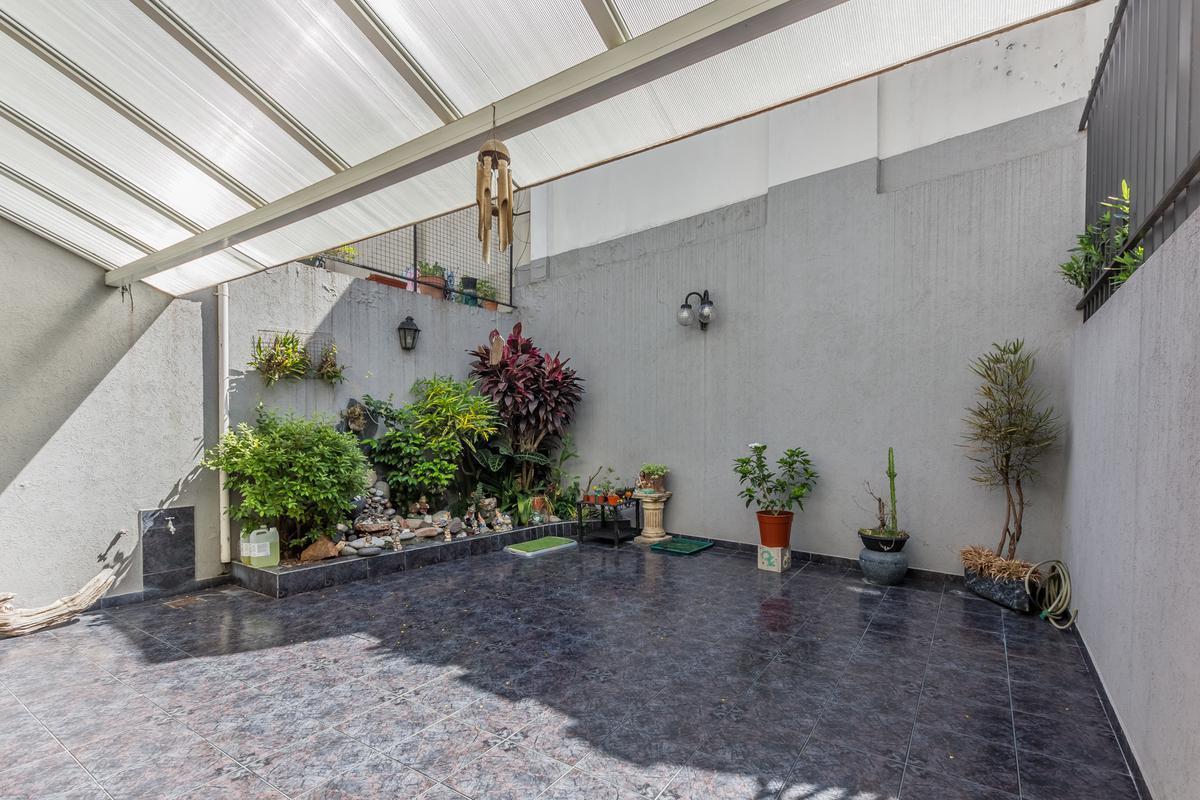 Foto de Venta-Tríplex 5 ambientes en Monte Castro-Entrada independiente, Patio, imagen 3