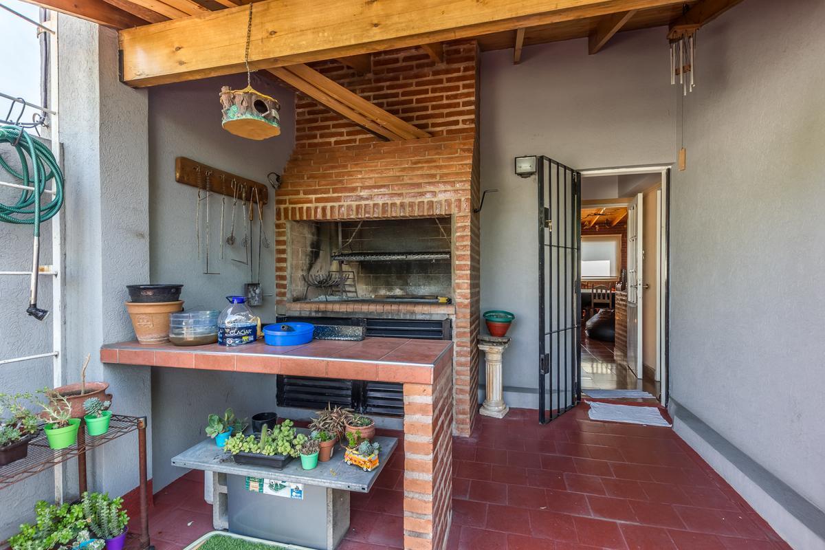 Foto de Venta-Tríplex 5 ambientes en Monte Castro-Entrada independiente, Patio, imagen 5