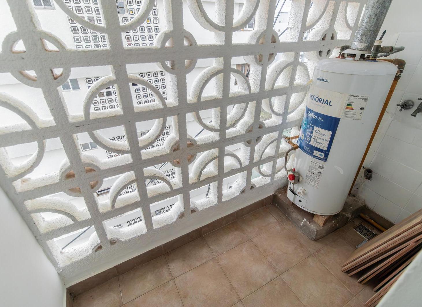 Foto de Venta Departamento de 4 ambientes con guarda coche en Monte Castro, imagen 3