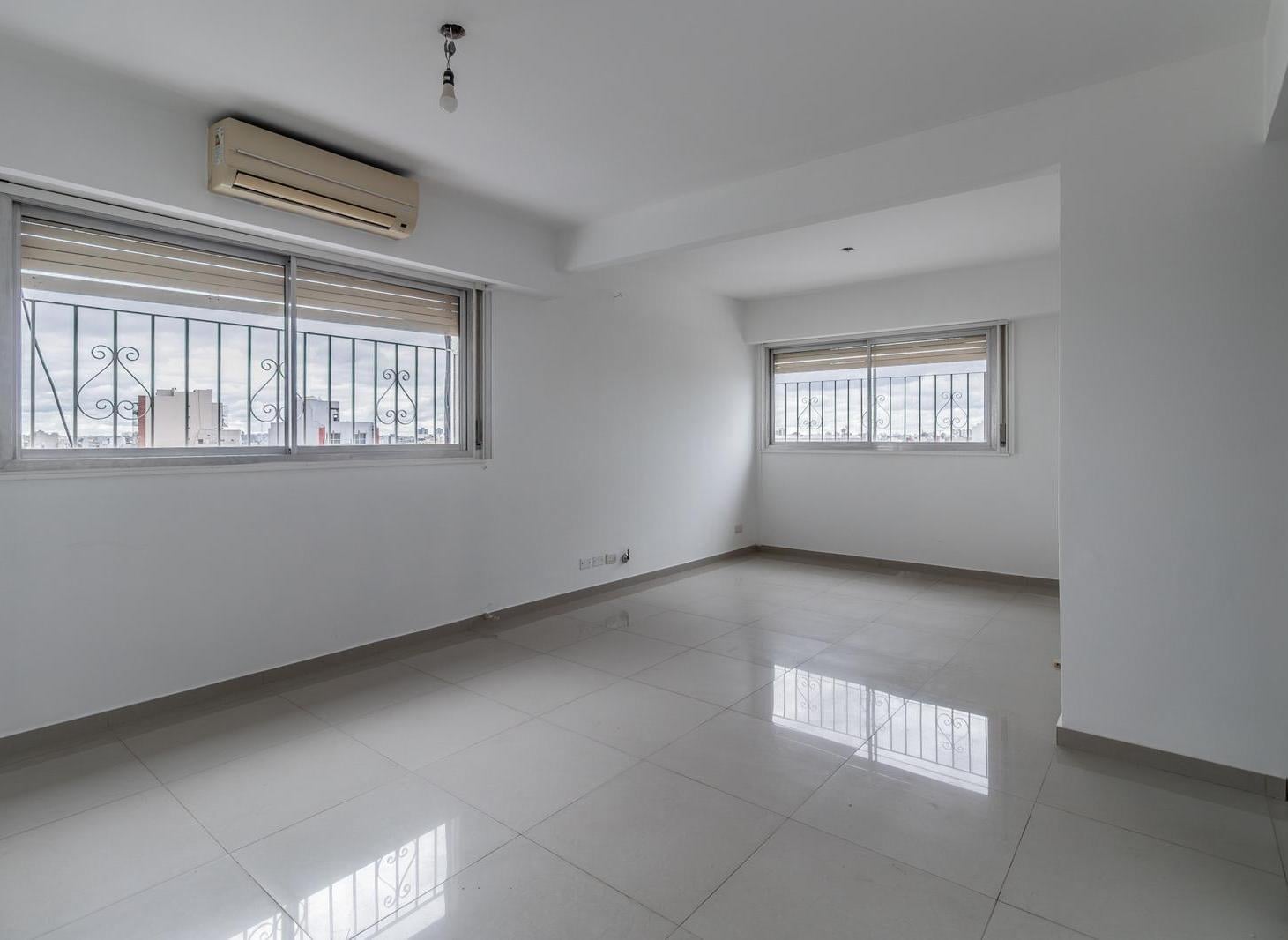 Foto de Venta Departamento de 4 ambientes con guarda coche en Monte Castro, imagen 1