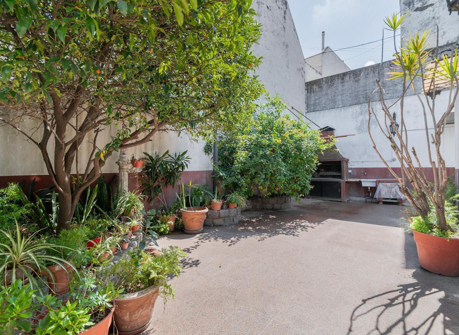 Foto de Casa en venta de 3 ambientes con cochera cubierta y jardin con parrilla, imagen 3