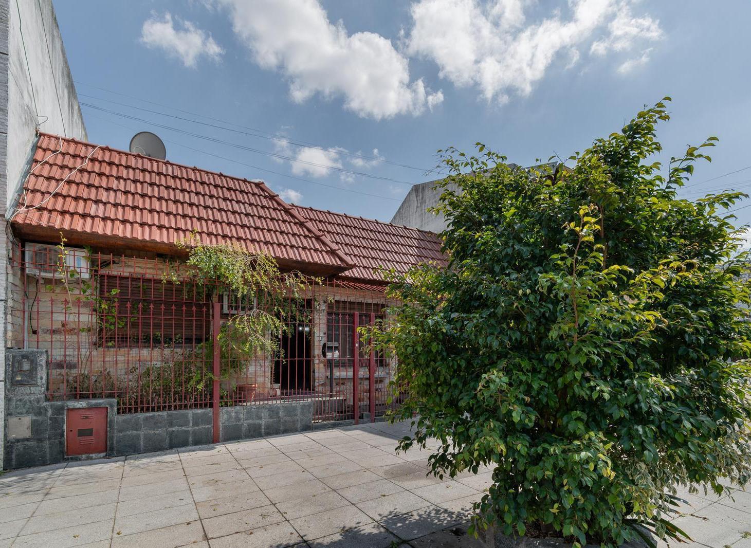 Foto de Casa en venta de 3 ambientes con cochera cubierta y jardin con parrilla, imagen 1