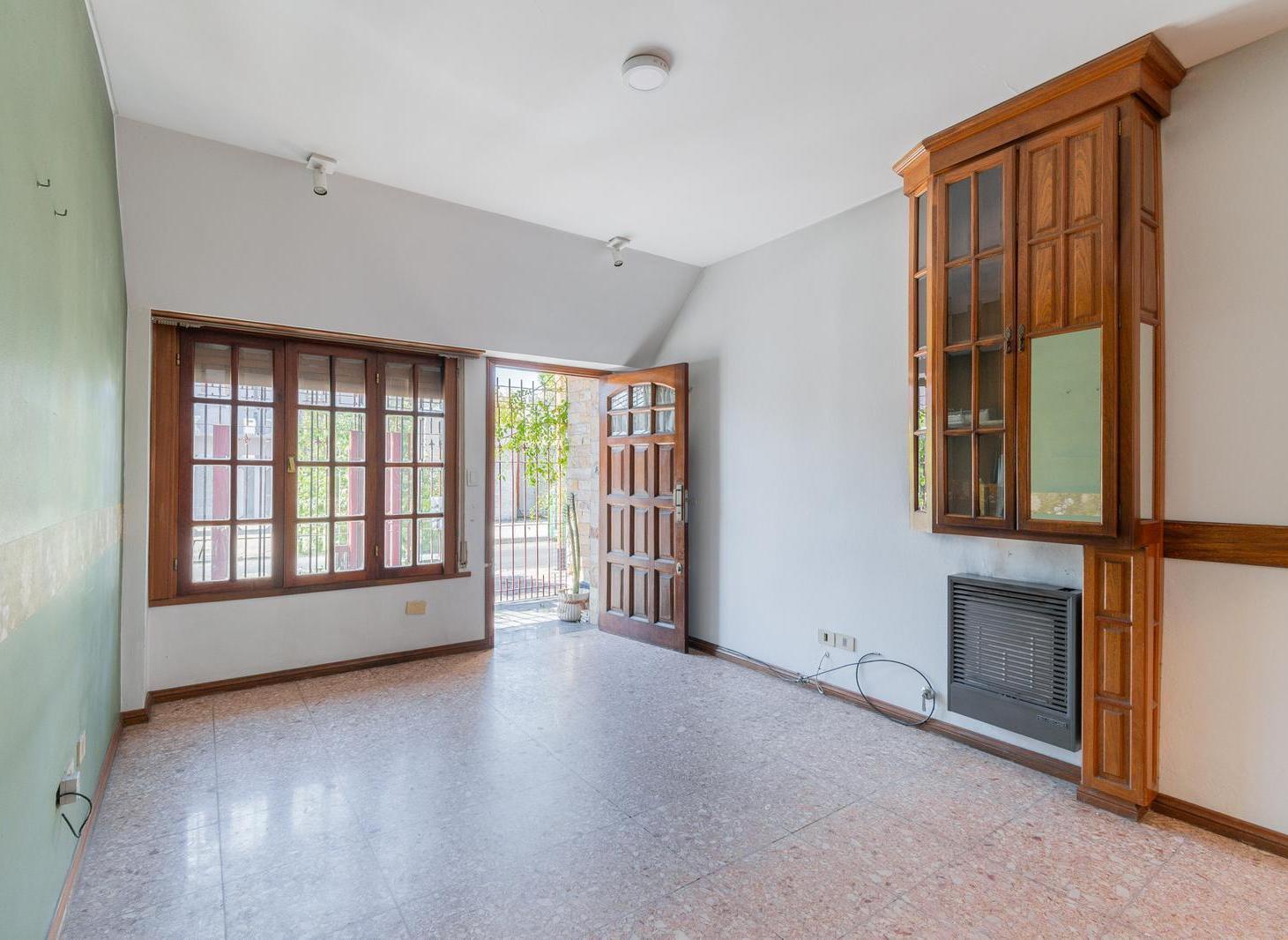 Foto de Casa en venta de 3 ambientes con cochera cubierta y jardin con parrilla, imagen 4