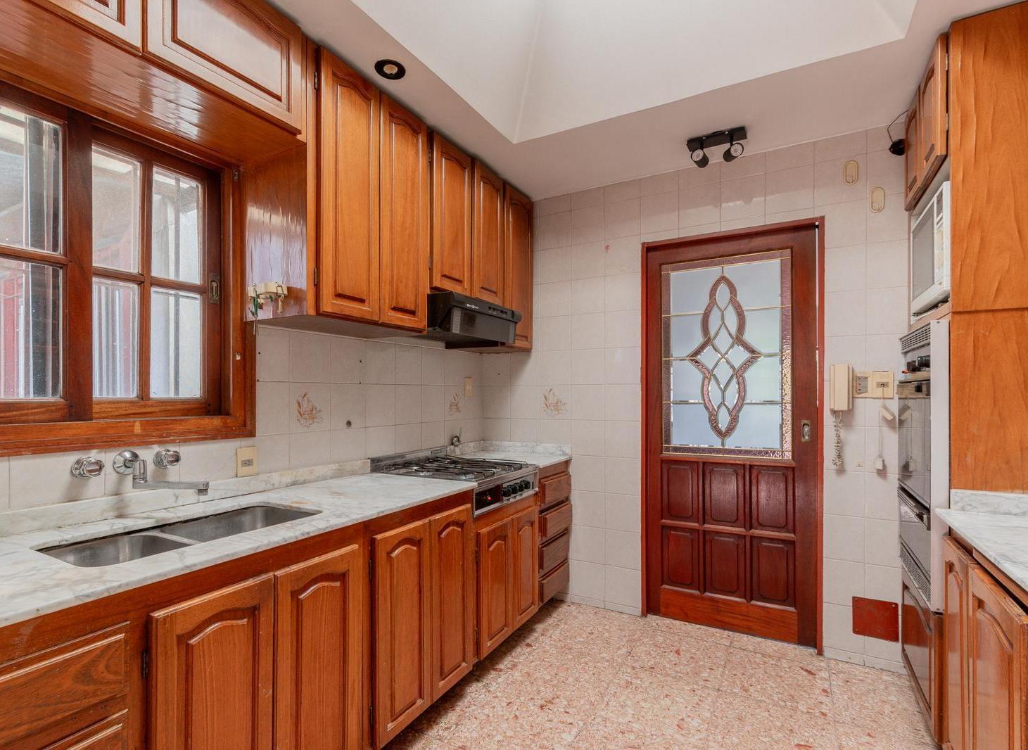 Foto de Casa en venta de 3 ambientes con cochera cubierta y jardin con parrilla, imagen 2