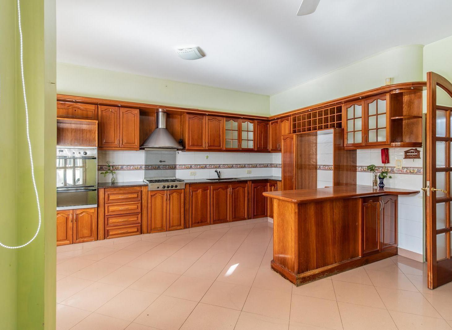 Foto de Casa en venta de 5 ambientes con jardín, suite y cochera cubierta en, imagen 1
