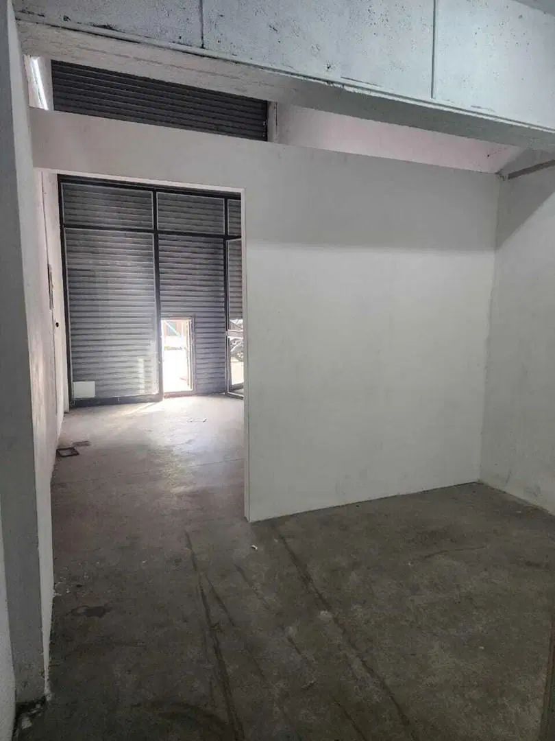 FLORES: Alquiler Local Zona Mayorista Textil (local + 3 Plantas) - HELGUERA 700 1