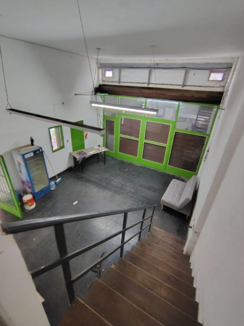 Foto de OPORTUNIDAD! VENDO GALPON CON LOCAL SOBRE AV JUAN B JUSTO, imagen 3