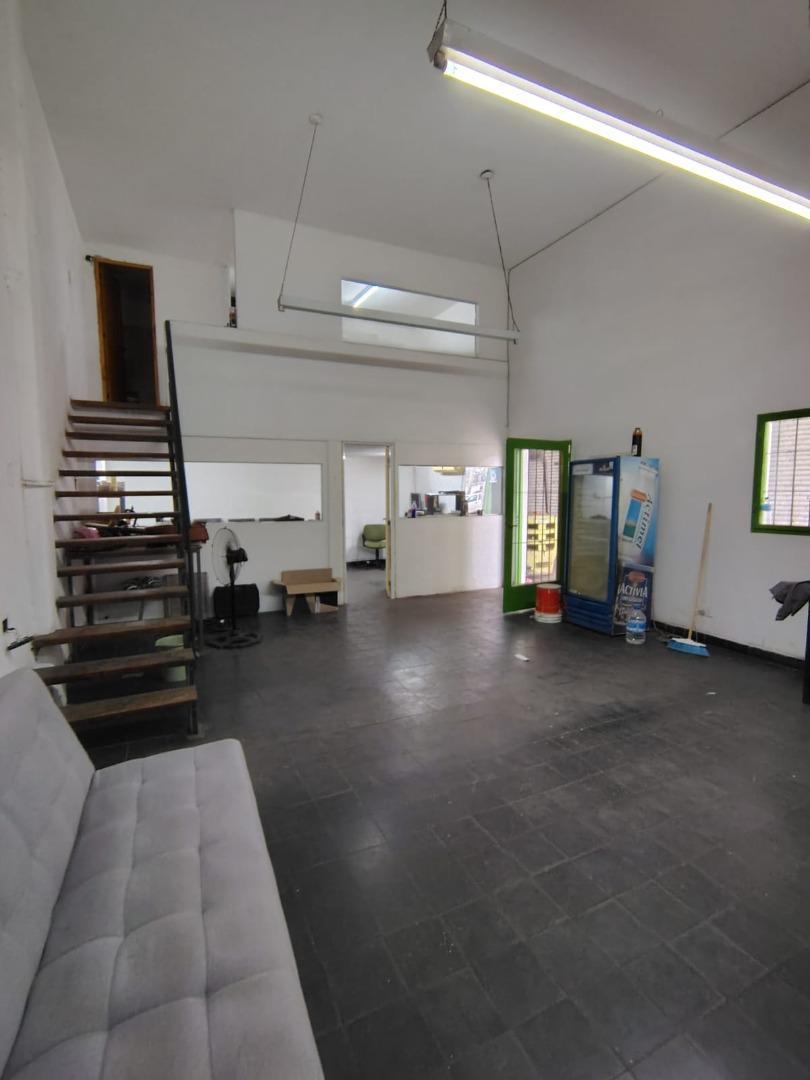 Foto de OPORTUNIDAD! VENDO GALPON CON LOCAL SOBRE AV JUAN B JUSTO, imagen 2
