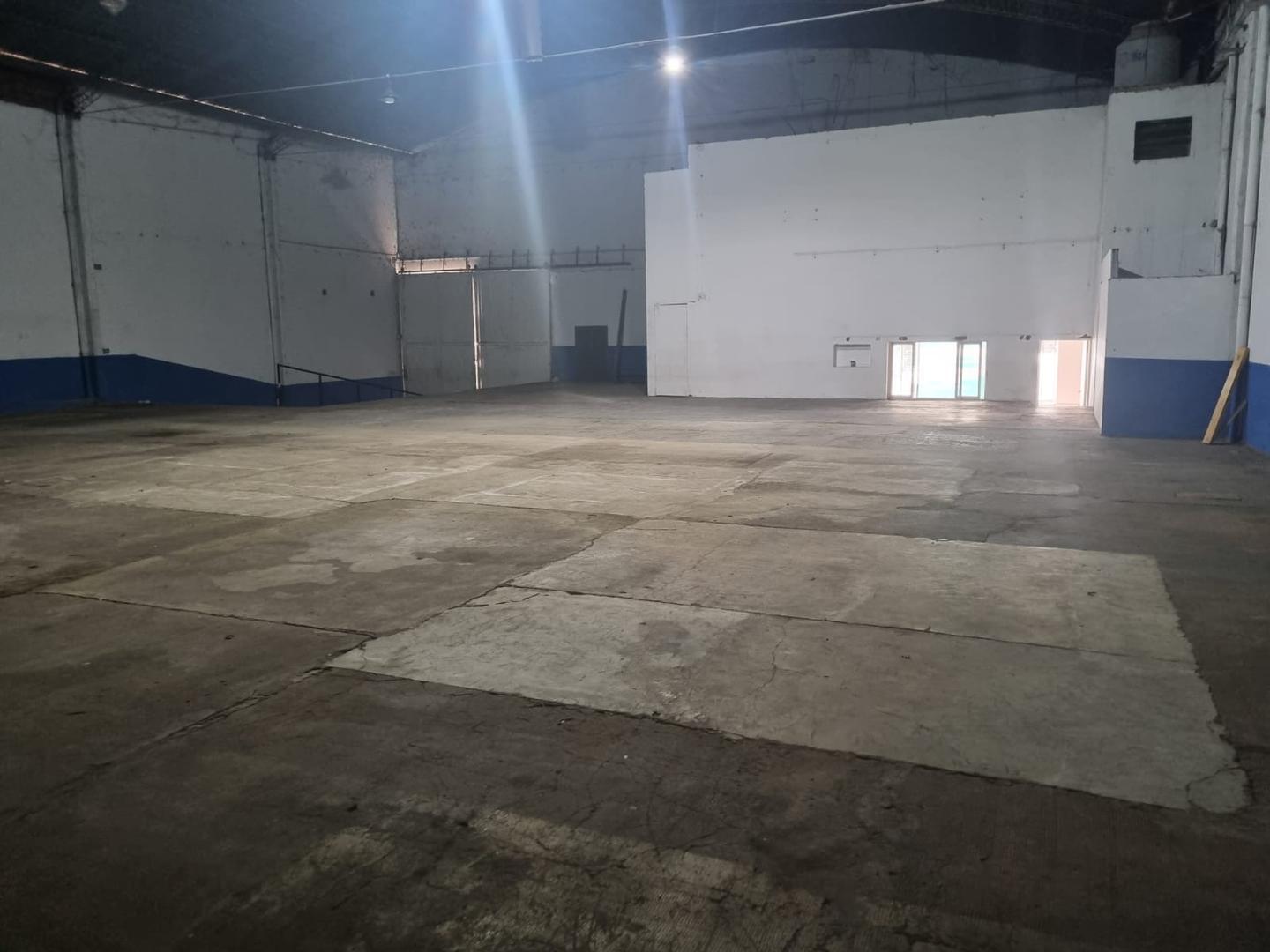 Foto de A266 -AMPLIO LOCAL COMERCIAL CON DEPOSITO SOBRE AVENIDA, imagen 1