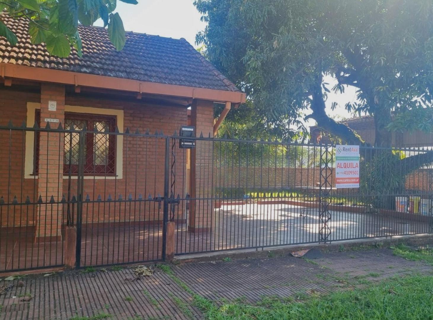 Foto de (A267) CASA CON COCHERA EN ESQUINA - ZONA RESIDENCIAL, imagen 2