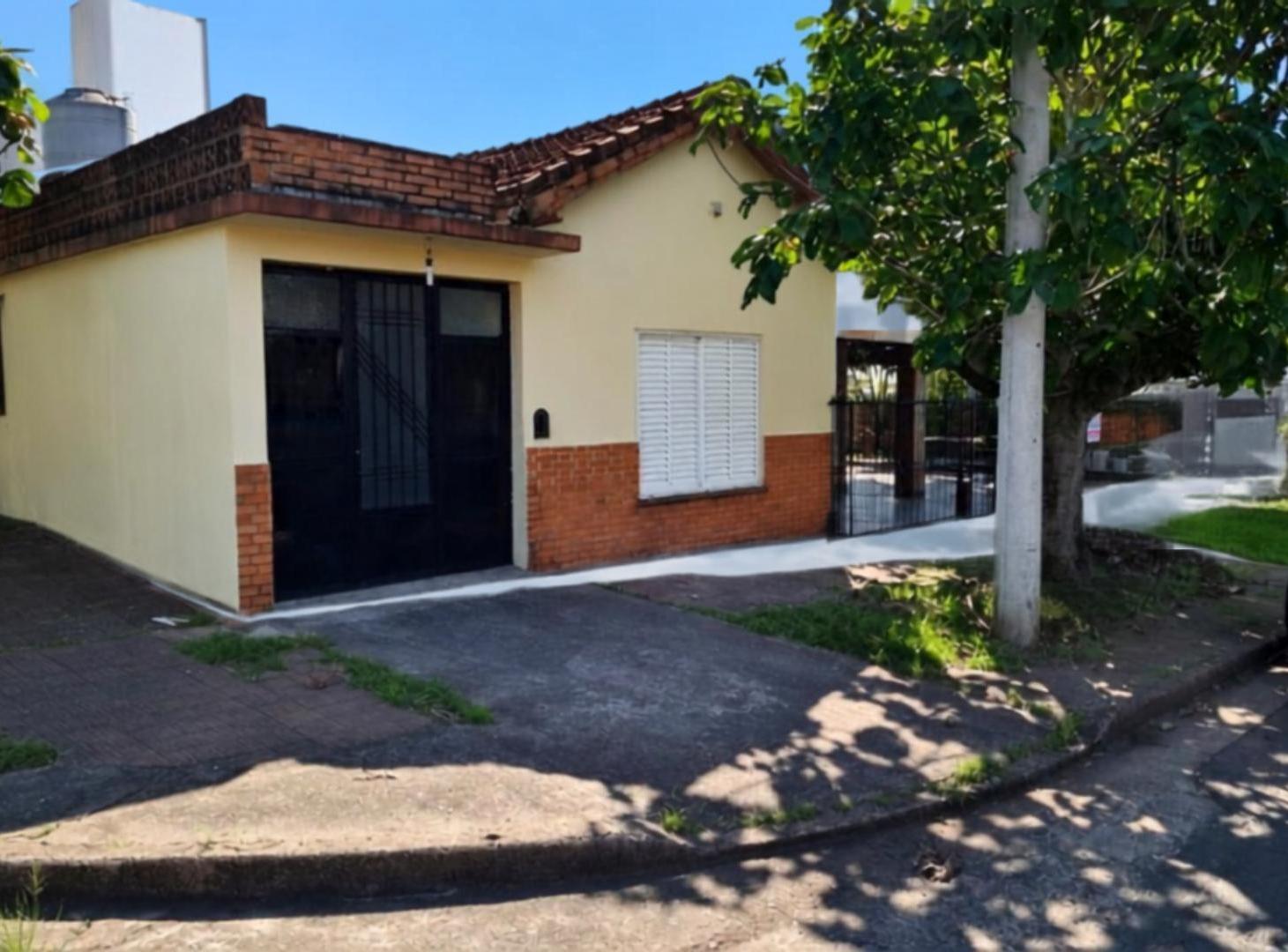 Foto de (A267) CASA CON COCHERA EN ESQUINA - ZONA RESIDENCIAL, imagen 3