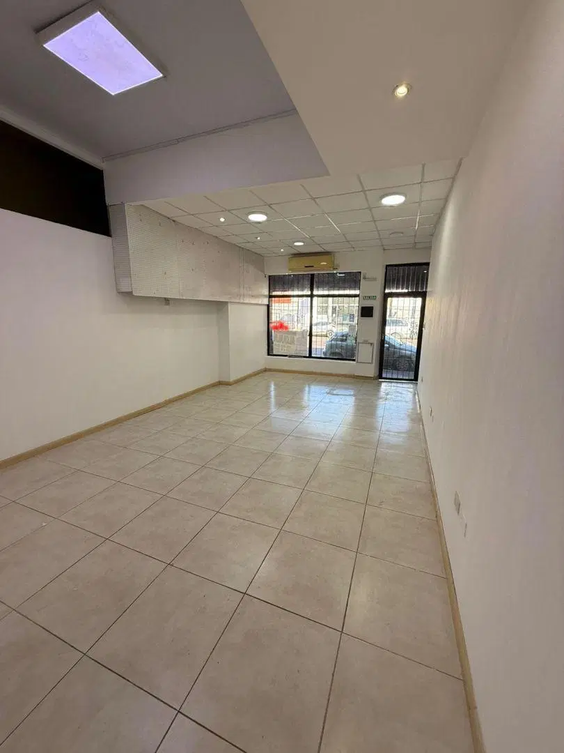 ALQUILER LOCAL COMERCIAL- en Av. Uruguay, Posadas 3