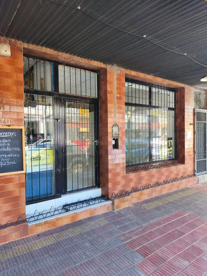 ALQUILER LOCAL COMERCIAL- en Av. Uruguay, Posadas 4