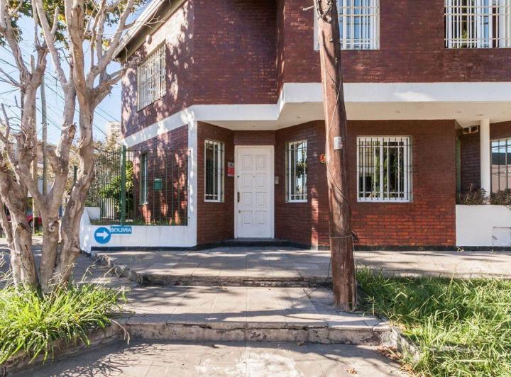 VENTA CASA 5 AMBIENTES CON PATIO Y COCHERA LANUS 3
