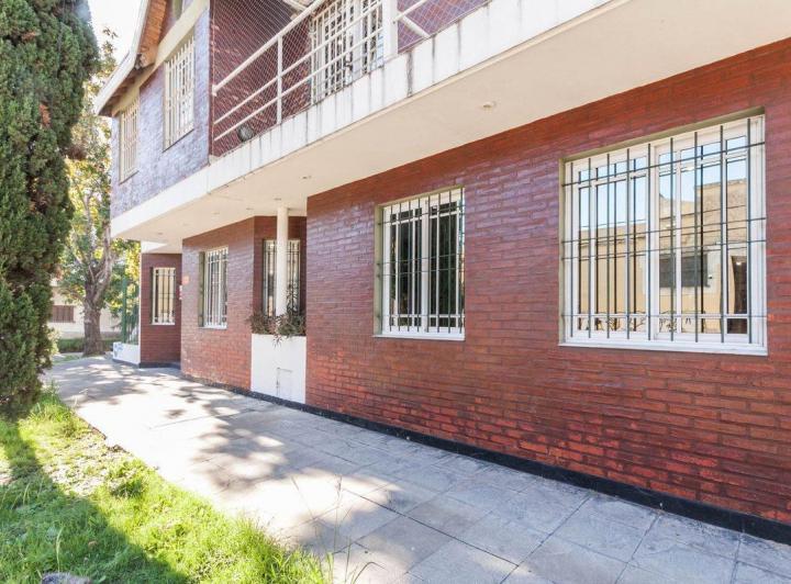 VENTA CASA 5 AMBIENTES CON PATIO Y COCHERA LANUS 5