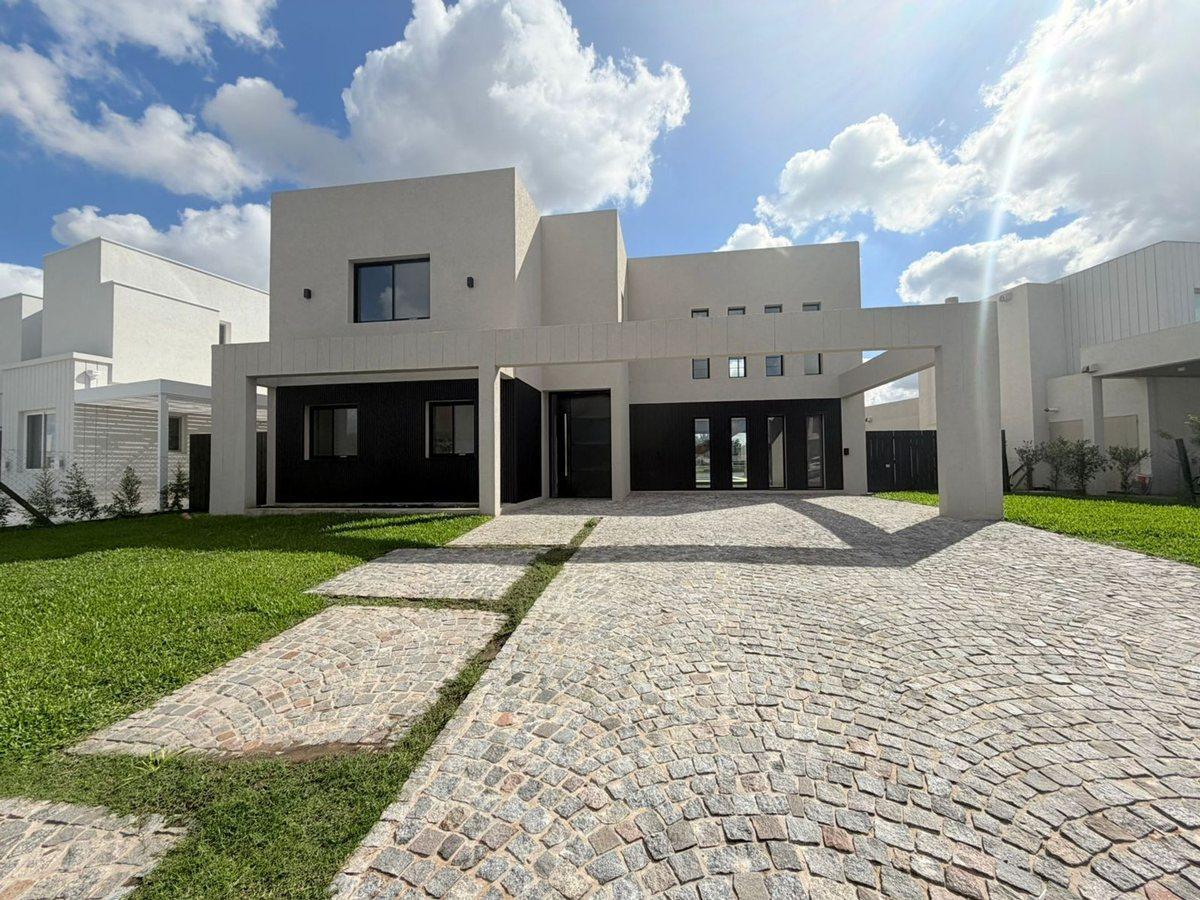 VENTA CASA 6 AMB LAGUNA SANTA ANA TIGRE BENAVIDES