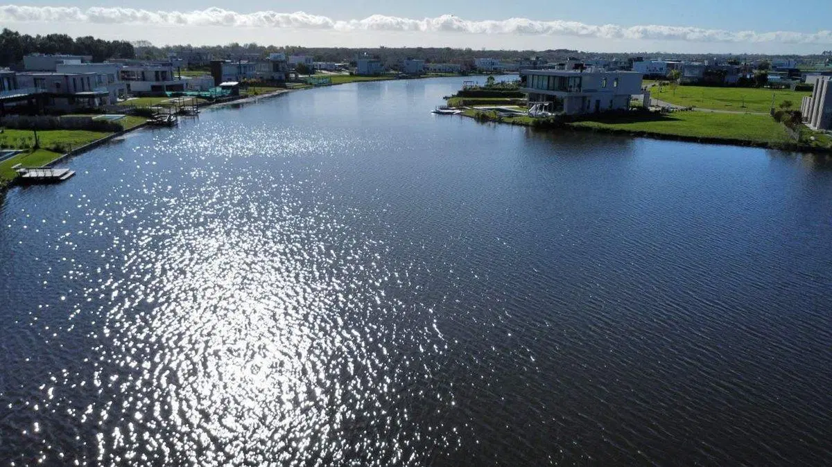VENTA TERRENO CON BAJADA AL LAGO EN BARRIO PRIVADO 5