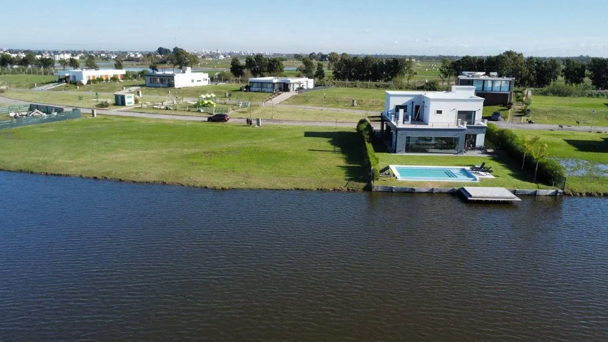 VENTA TERRENO CON BAJADA AL LAGO EN BARRIO PRIVADO 2