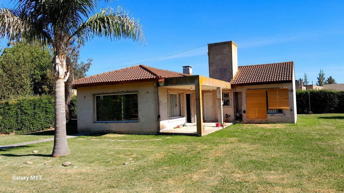VENTA-CASA C/PARQUE 1600 M2 Y PILETA-CHASCOMUS