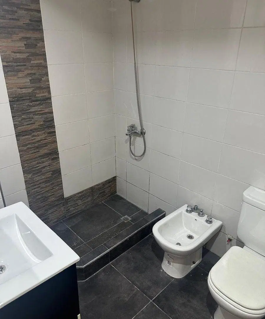 VENTA MONOAMBIENTE FLORES CON BALCÓN - SUM 3