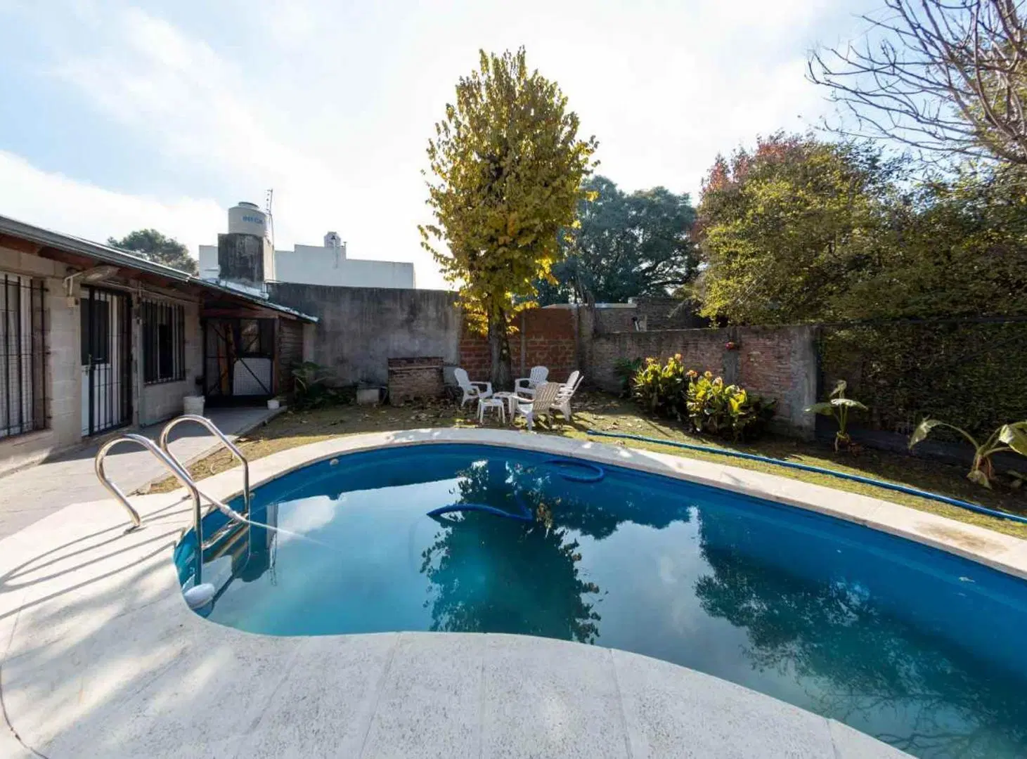 VENTA CASA 3 AMB.- APTO CREDITO-PILETA- BURZACO. 2