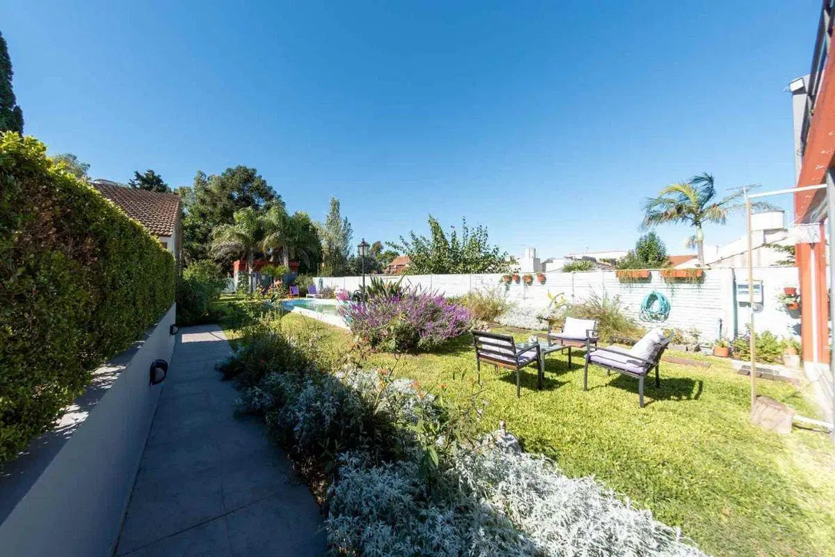 Venta Casa -545 M2- Centro- pileta- parque-Burzaco 3