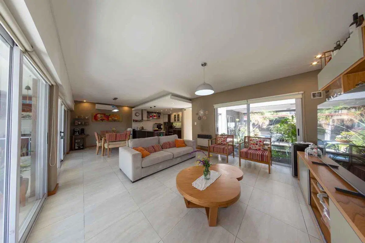 Venta Casa -545 M2- Centro- pileta- parque-Burzaco 5