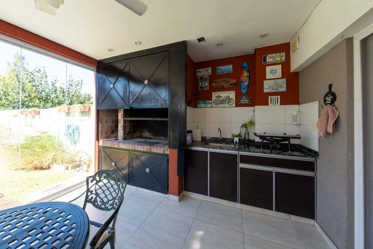 Venta Casa -545 M2- Centro- pileta- parque-Burzaco 4