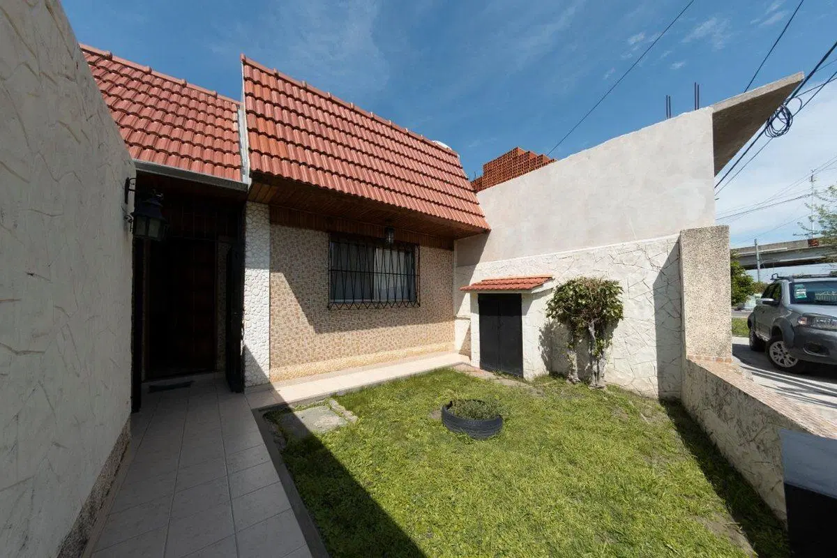 VENTA CASA 3 AMB.C/COCHERA EXCELENTE GERLI 2