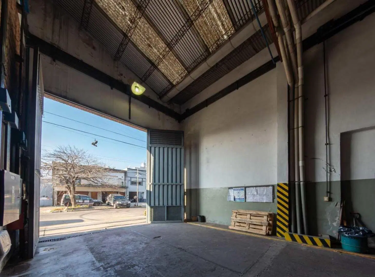VENTA GALPÓN 1200 MTS. EN PLANTA - LANÚS 2