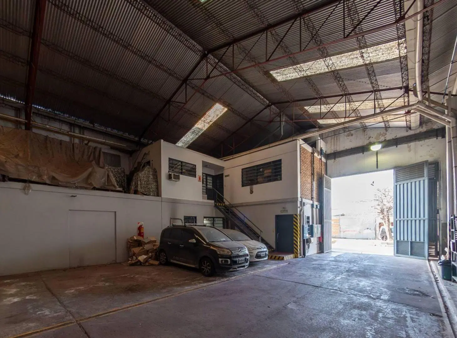 VENTA GALPÓN 1200 MTS. EN PLANTA - LANÚS 4