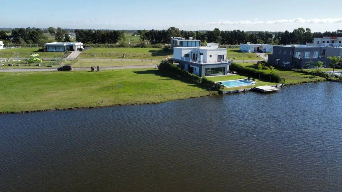 VENTA TERRENO CON BAJADA AL LAGO EN BARRIO PRIVADO 2