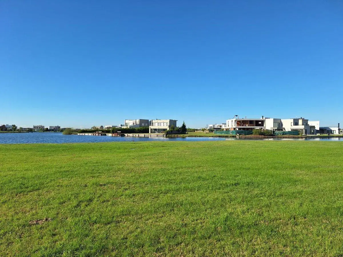 VENTA TERRENO CON BAJADA AL LAGO EN BARRIO PRIVADO 4
