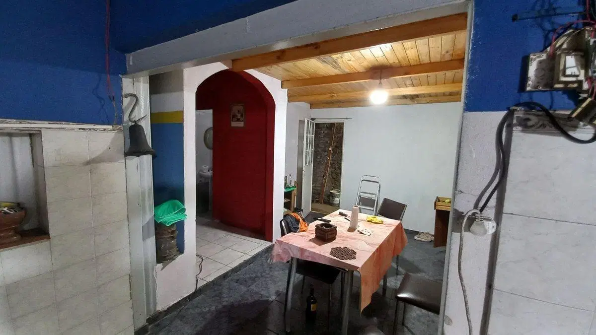 CASA con DOS DEPTOS.  EN LOTE PROPIO-FRENTE-FONDO 2