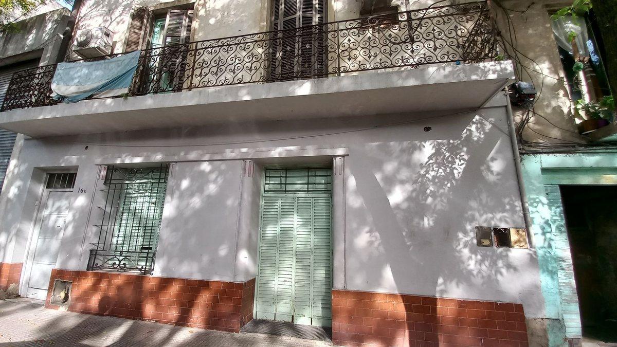 CASA con DOS DEPTOS. EN LOTE PROPIO-FRENTE-FONDO