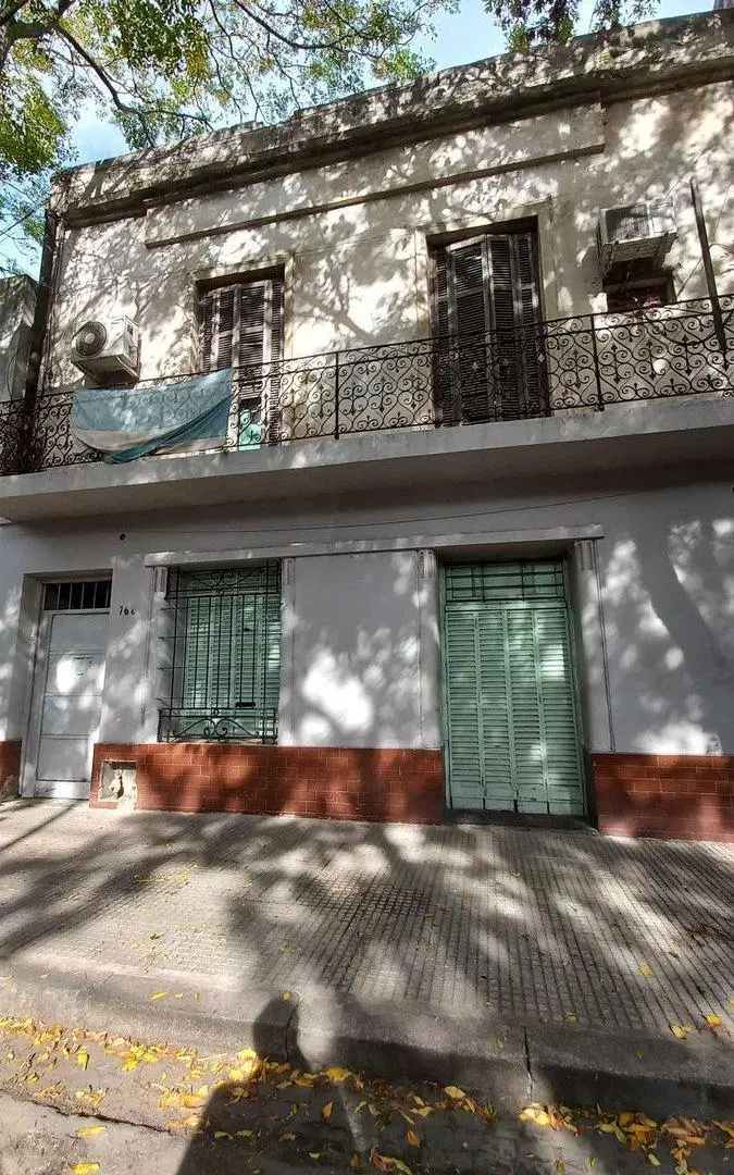 CASA con DOS DEPTOS.  EN LOTE PROPIO-FRENTE-FONDO 5