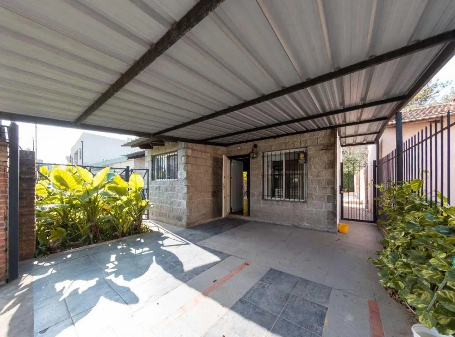 VENTA CASA 3 AMB.- APTO CREDITO-PILETA- BURZACO. 2