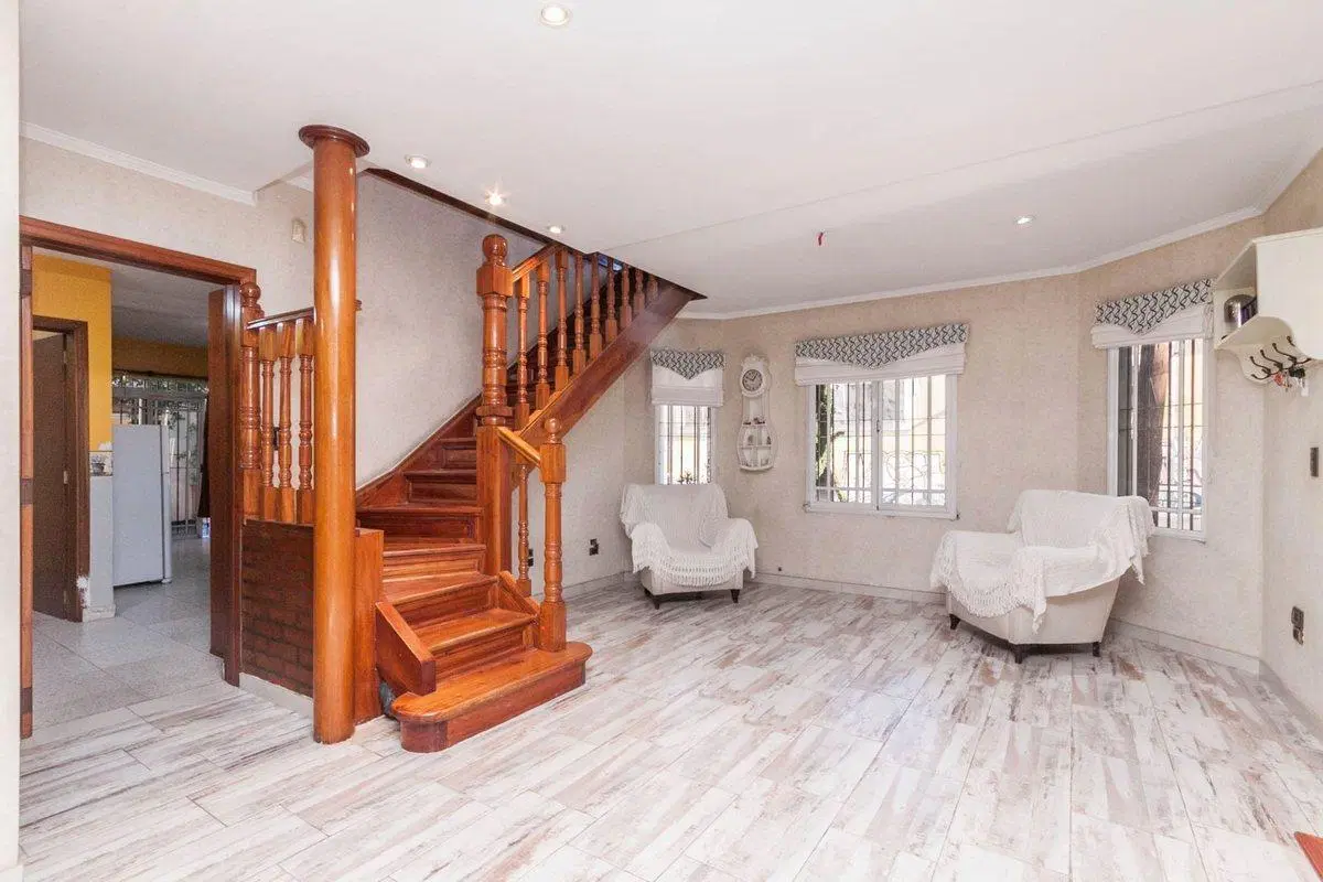 VENTA CASA 5 AMBIENTES CON PATIO Y COCHERA LANUS 3