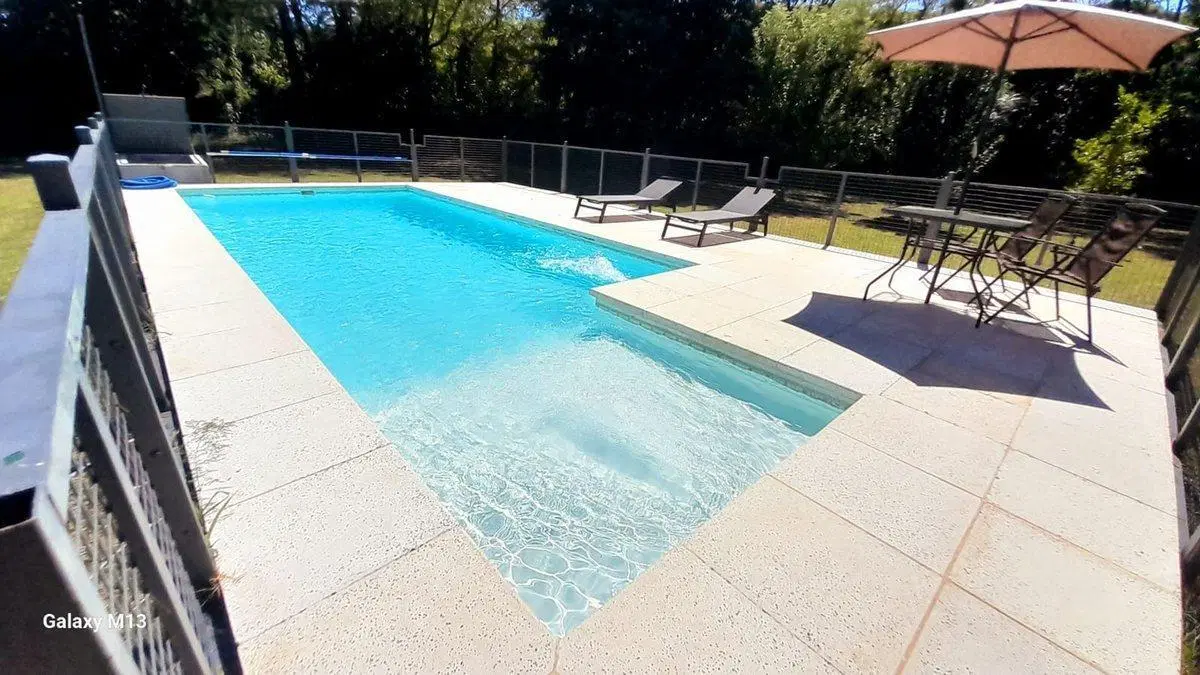 VENTA-CASA C/PARQUE 1400m2 Y PILETA-CHASCOMÚS 5